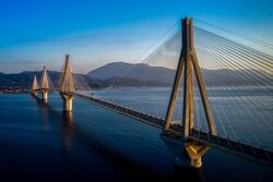 Αρχίσαμε… η Γέφυρα Ρίου -Αντιρρίου σβήνει τα γαλάζια διακοσμητικά φώτα