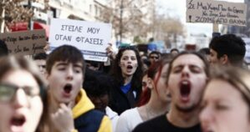 Στήλη Άλατος: Η εξουσία που φοβάται τις πορείες και οι γυμνοσάλιαγκες της δημοσιογραφίας