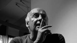 Εδουάρδο Γκαλεάνο: «Η δημοκρατία φοβάται να θυμηθεί και η γλώσσα φοβάται να τα πει»