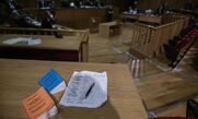 Πονοκέφαλος η καθαίρεση και το θεσμικό ξήλωμα των χρυσαυγιτών στην αυτοδιοίκηση
