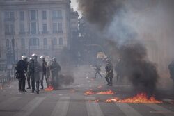 Σοκαριστικό βίντεο από την πορεία για Τέμπη: Αστυνομικό όχημα σε ξέφρενη πορεία σκορπάει τον τρόμο
