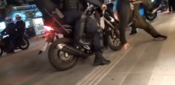 Aστυνομικός χτυπάει με το μηχανάκι πολίτη και ουρλιάζει