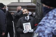 Ρωσία: Κηδεύτηκε ο Αλεξέι Ναβάλνι υπό τα χειροκροτήματα του πλήθους (Video – Photos)
