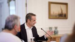 ΣΥΡΙΖΑ κατά Μητσοτάκη για προνόμια σε εμβολιασμένους: «Πετάει το μπαλάκι στους επιχειρηματίες της εστίασης»