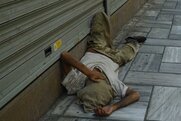 Εικόνες ντροπής: Άστεγος κοιμάται στον δρόμο σε συνθήκες καύσωνα