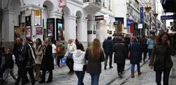 Ακρίβεια / Πάνω από 8 στους 10 Έλληνες ανησυχούν για τα οικονομικά τους - «Μαχαίρι» στις δαπάνες