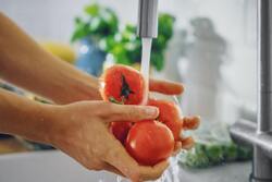 Γιατί πρέπει πάντα να πλένετε τα φρούτα και τα λαχανικά πριν τα φάτε – και η καλύτερη τεχνική που πρέπει να χρησιμοποιήσετε