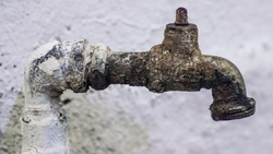 Νερό: Αντιεπιστημονικές και με στόχο την ιδιωτικοποίηση οι εξαγγελίες του πρωθυπουργού