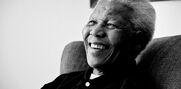Νέλσον Μαντέλα: Ήταν αγωνιστής της Νότιας Αφρικής και στη συνέχεια πολιτικός και ο πρώτος έγχρωμος πρόεδρός της