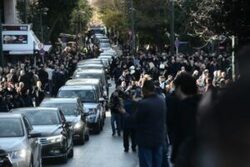 Στήλη Άλατος: Οι κινήσεις του Μητσοτάκη που φέρνουν τους φιλοβασιλικούς στο προσκήνιο και η παραμονή Φλώρου στο στράτευμα! ΥΓ: Ο πρόεδρος της ΕΣΗΕΑ είχε πάει για ρεπορτάζ … στην κηδεία;