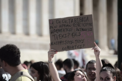 Περικυκλωμένοι από τα ΜΑΤ οι μαθητές που διαδηλώνουν στα Προπύλαια