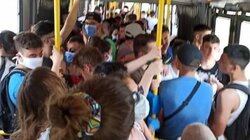 Στα μπαρ απαγορεύονται οι όρθιοι – Στα ΜΜΜ ας… «σαρδελοποιηθούν»