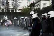 Με ΜΑΤ και χημικά απάντησε η Κυβέρνηση στο Πανεκπαιδευτικό συλλαλητήριο