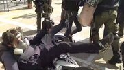 Σάλος από το βίντεο με ανεξέλεγκτο αστυνομικό που σπρώχνει βίαια και ρίχνει πάνω σε μηχανή φωτορεπόρτερ που κατέγραφε την προσαγωγή του Έκτορα Κουφοντίνα! (vid)