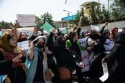 Οι Ταλιμπάν χτυπούν διαδηλώτριες