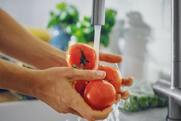 Γιατί πρέπει πάντα να πλένετε τα φρούτα και τα λαχανικά πριν τα φάτε – και η καλύτερη τεχνική που πρέπει να χρησιμοποιήσετε