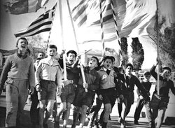 Για τις συλλήψεις συμμαθητών τους  από τους Άγγλους το 1956, Κύπριοι μαθητές απέχουν από τα μαθήματά τους