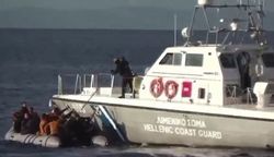 Σαντορινιός: "Βίντεο δείχνουν σκάφη του Λιμενικού να απωθούν βίαια βάρκες μεταναστών"
