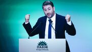 Πρόκληση: Αγκαλιές και χαμόγελα Ανδρουλάκη με Μητσοτάκη και τη μισή ΝΔ (εικόνες)