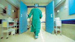 Απογευματινά χειρουργεία: Το κυβερνητικό αφήγημα περί ενίσχυσης του ΕΣΥ, αμφισβητείται από την Ομοσπονδία Νοσοκομειακών Γιατρών