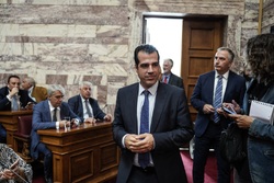 Μεσοβέζικη λύση Πλεύρη με παράθυρο να γυρίσουν στη δουλειά τους όσοι υγειονομικοί κάνουν το εμβόλιο