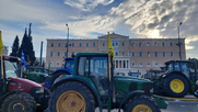 Έξω από τη Βουλή οι Έλληνες αγρότες στον απόηχο της επίσκεψης Μέτσολα