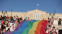 Κόντρα ΣΥΡΙΖΑ - ΠΑΣΟΚ με επίκεντρο τις νομοθετικές πρωτοβουλίες για τον γάμο των ομόφυλων ζευγαριών