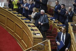 Προσκύνησαν τον ωτακουστή τους