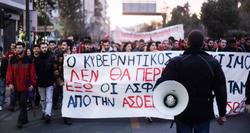 Μεγάλη πορεία φοιτητών κατά της αστυνομικής βίας στο κέντρο της Αθήνας