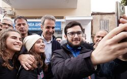 O Μητσοτάκης ζήτησε ψήφο από 16χρονoυς ως αντάλλαγμα για μια σέλφι (video)