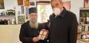 Διονύσης Ακτύπης / Βουλευτής της ΝΔ πλάι σε αντιεμβολιαστές μοναχούς