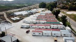 Αδιανόητο: Τρία χρόνια μετά τον σεισμό στον Τύρναβο οι κάτοικοι συνεχίζουν να ζουν σε κοντέινερ (video)