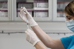 ΣΥΡΙΖΑ: Εμβολιασμός των υγειονομικών μπορεί να γίνει μόνο αν δεν κάνουν πλιάτσικο οι παρατρεχάμενοι του Μητσοτάκη