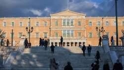 Δημοσκόπηση PRORATA: Πλήγμα για τη δημοκρατία οι παρακολουθήσεις λένε έξι στους δέκα πολίτες