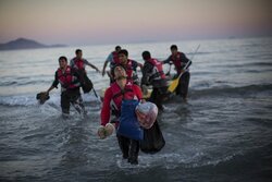Θρίλερ στην Ιταλία: 128 πρόσφυγες και μετανάστες κινδυνεύουν με πνιγμό