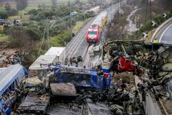 Έγκλημα Τέμπη: «Μπάζωσαν το σημείο, εξαφάνισαν βαγόνια» – Τι αναφέρει για τα χημικά το αποκαλυπτικό πόρισμα που κατατέθηκε