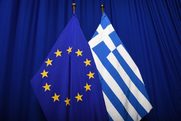 Η Ευρωπαϊκή Επιτροπή λέει ότι "θα παραμείνει στην πλευρά της Ελλάδας" ένα χρόνο μετά την έξοδο από τη διάσωση