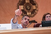 Χέρι-χέρι με τους χρυσαυγίτες ο Μπακογιάννης μπλόκαρε ψήφισμα ενάντια στο σχέδιο διάλυσης του ΚΕΘΕΑ