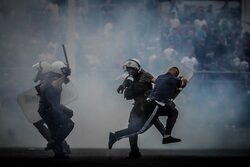 Επίδομα στους μπάτσους για τους ελέγχους στα γήπεδα!