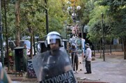 ΜΑΤ και Μπακογιάννης αποψιλώνουν τα Εξάρχεια