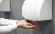 Τα στεγνωτήρια χεριών ψεκάζουν στα χέρια μας… σωματίδια από τις ακαθαρσίες της τουαλέτας