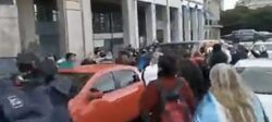 Εικόνες που σοκάρουν με εξαγριωμένο πλήθος να επιχειρεί να λιντσάρει τον Υπουργό Οικονομίας της Αργεντινής