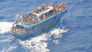 Το ναυάγιο που μπορεί να ήταν «σφαγή»: «Τους συνόδευαν για να φύγουν από τη δική τους ζώνη ευθύνης διάσωσης» και τους έβλεπαν να πνίγονται