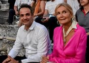 Ποιο είναι το sms που ανοίγει “παράθυρο” για μετακινήσεις εκτός νομού και … χρησιμοποίησε η Μαρέβα Μητσοτάκη για να πάει εν μέσω καραντίνας από την Αθήνα στην Καλαμλατα συνοδεύοντας στελέχη του οίκου μόδας Dior (vid)