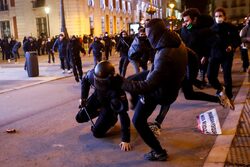 Κάτω η δικαιοσύνη του φρανκισμού: Συλλήψεις, τραυματισμοί και σκληρή καταστολή στις διαδηλώσεις υπέρ του Ασέλ