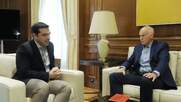 Πώς μια -προ δύο μηνών- συνάντηση Τσίπρα - Παπανδρέου βάζει «φωτιά» στο πολιτικό σκηνικό