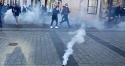 Με δακρυγόνα υποδέχθηκε η αστυνομία το «κομβόι της ελευθερίας» στο Παρίσι