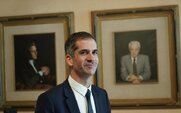Ο Μπακογιάννης επαναφέρει την Αλεξία Έβερτ που έβλεπε ως «κατσαρίδες και τρωκτικά» τους διαδηλωτές