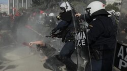 Νέα καταγγελία: «Αστυνομικός με πυροσβεστήρα, έσπασε το σαγόνι και έβγαλε τα δόντια φοιτητή»