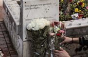 «Αφιονισμένοι αστυνομικοί έψαχναν τους πολίτες που άφησαν λουλούδια στον Γρηγορόπουλο»